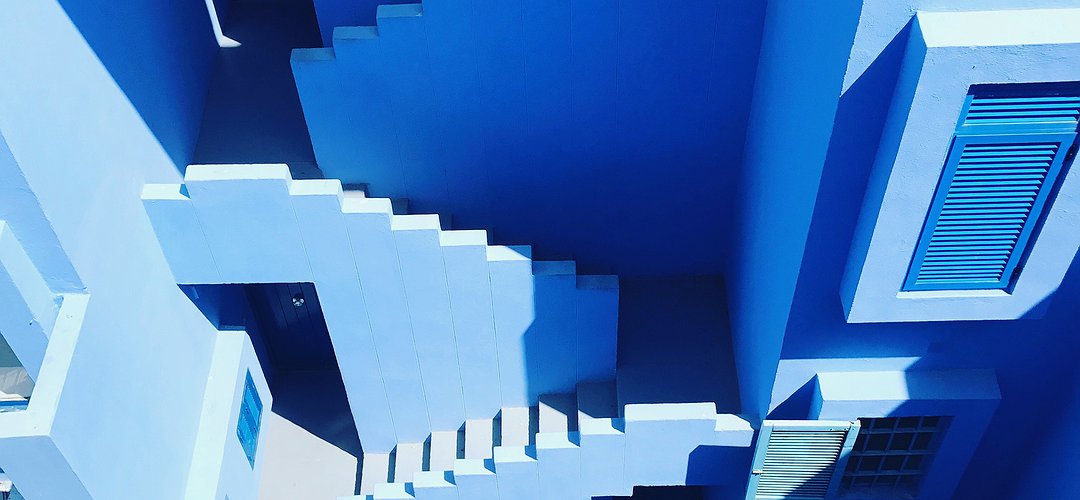 Labyrinthe bleu avec des escaliers