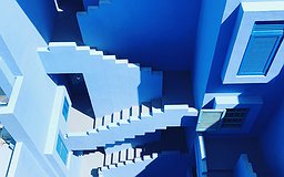 Labyrinthe bleu avec des escaliers