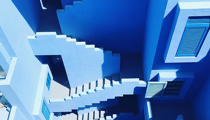 Labyrinthe bleu avec des escaliers