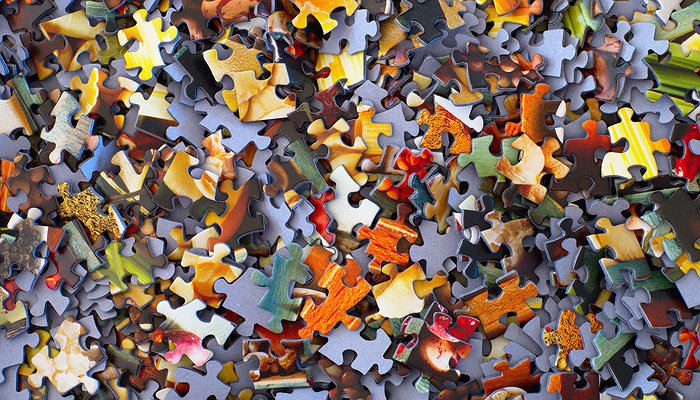 Une pile de pièces de puzzles en désordre
