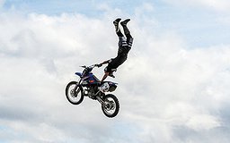 Un homme sur une moto dans les airs