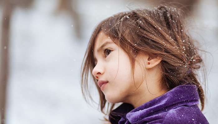 Une petite fille à l'air triste