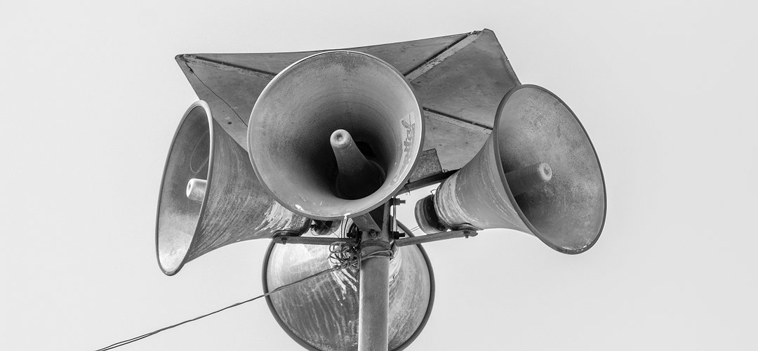 Plusieurs mégaphones groupés ensemble