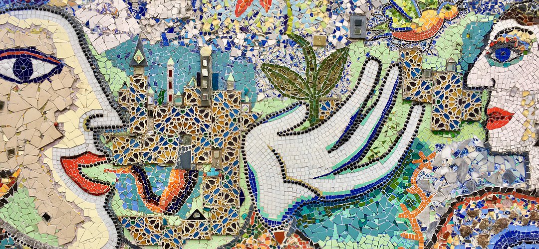 Une mosaique avec deux visages qui se parlent et une main ouverte au milieu