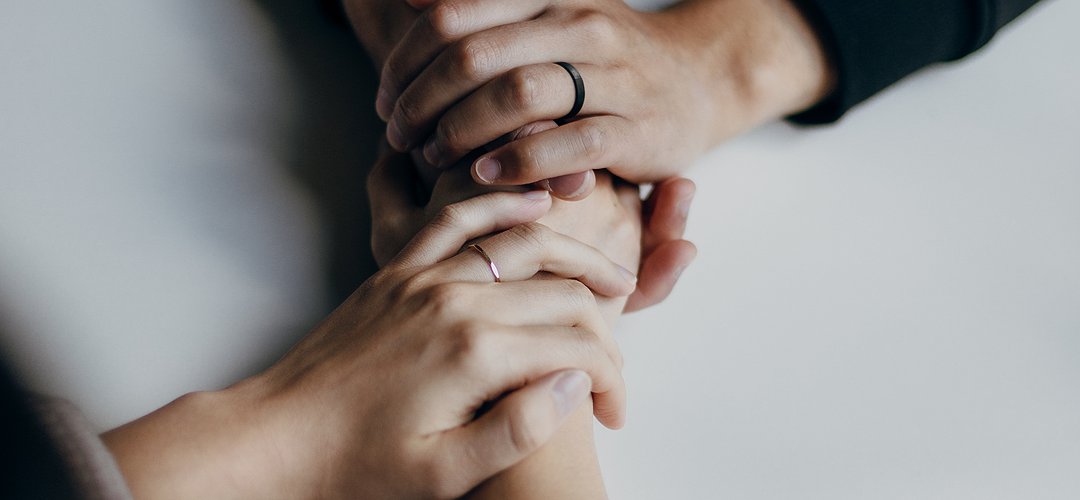 Deux mains se serrent