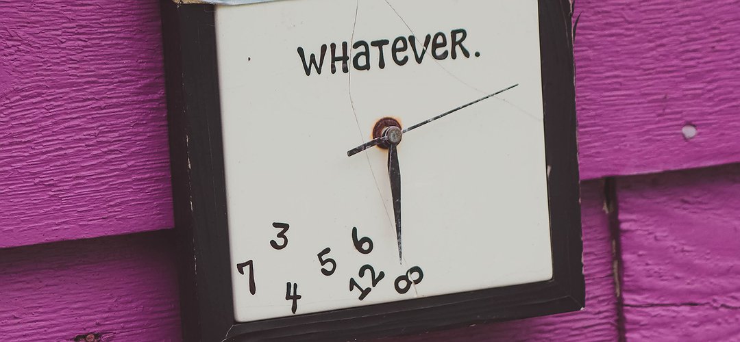 Une horloge carrée affiche le mot "whatever" et les chiffres sont comme tous tombés les uns sur les autres en bas du cadran.