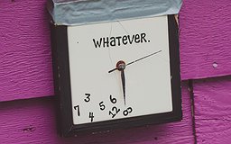 Une horloge carrée affiche le mot "whatever" et les chiffres sont comme tous tombés les uns sur les autres en bas du cadran.