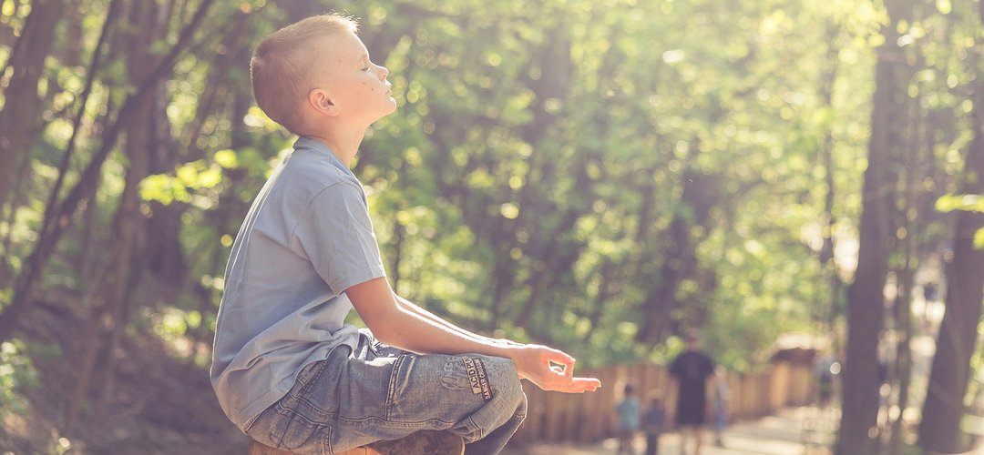 Un enfant calme médite
