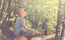 Un enfant calme médite