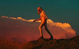 Une personne marche sur une montagne. Lumière épique