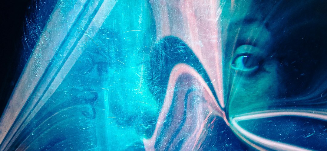 Deux ombres de deux images dont les regards se croisent